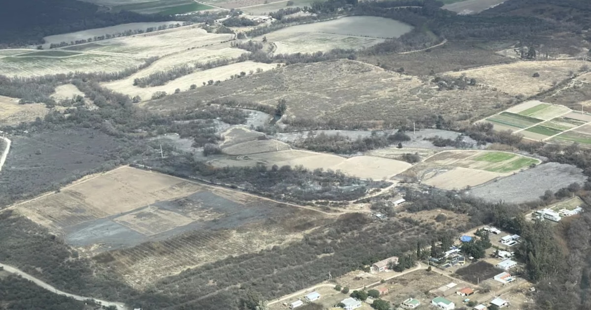 Salta sobrevoló las zonas incendiadas tras el viento zonda y mantiene alerta amarilla