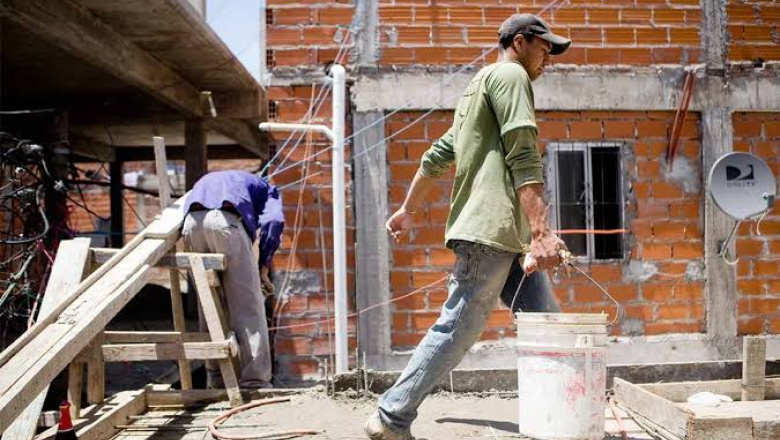 La informalidad laboral retrocedió en 6 de 14 sectores del empleo privado