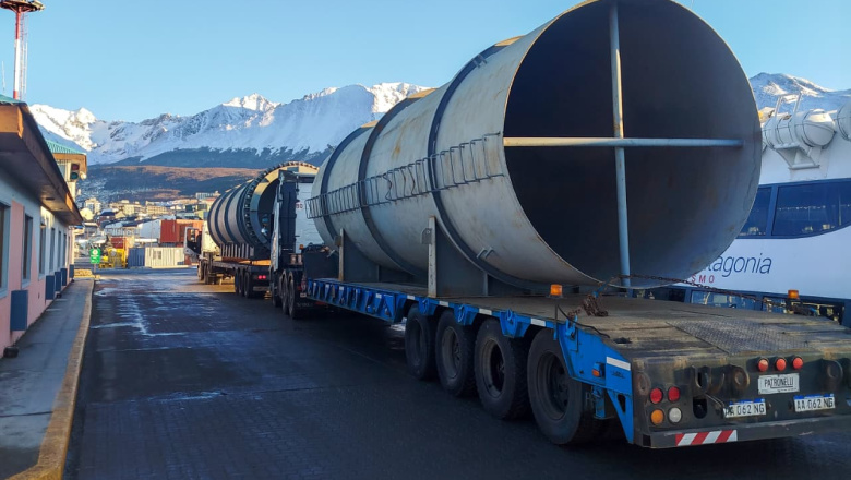 Comenzó la descarga de más de 6.200 toneladas de equipamiento para la nueva usina de Ushuaia