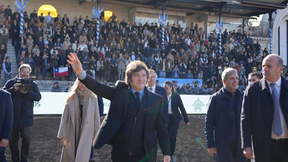Encuesta muestra alto malestar económico pese a competitividad electoral de Milei