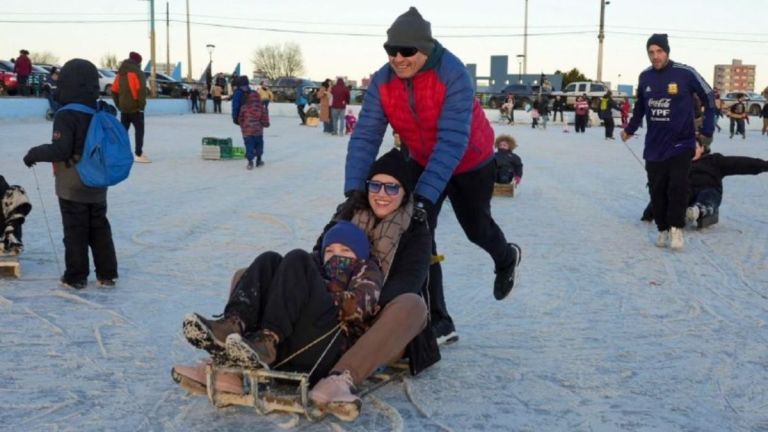 La pista de patinaje del Cono de Sombra convocó a cientos de familias durante el receso invernal
