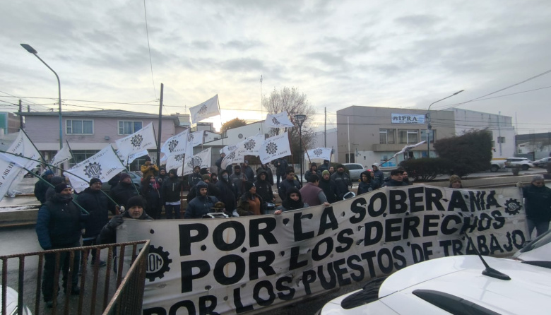 La UOM de Río Grande marchó a las delegaciones del Gobierno y la Legislatura en reclamo por la industria