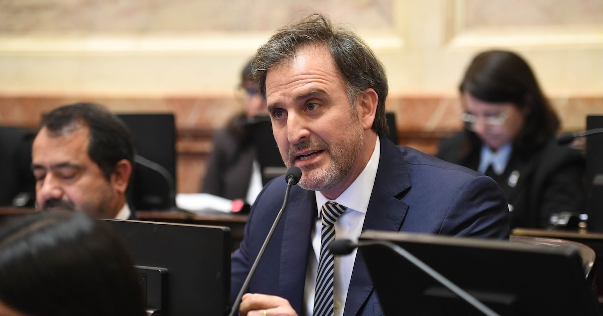 Senador libertario fue impugnado por presunto conflicto de intereses en proyecto sobre tierras