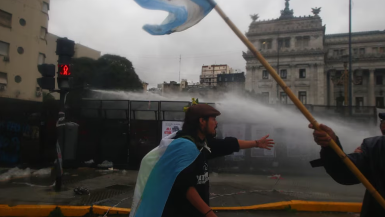 Tensión frente al Congreso: enfrentamientos entre manifestantes y la policía