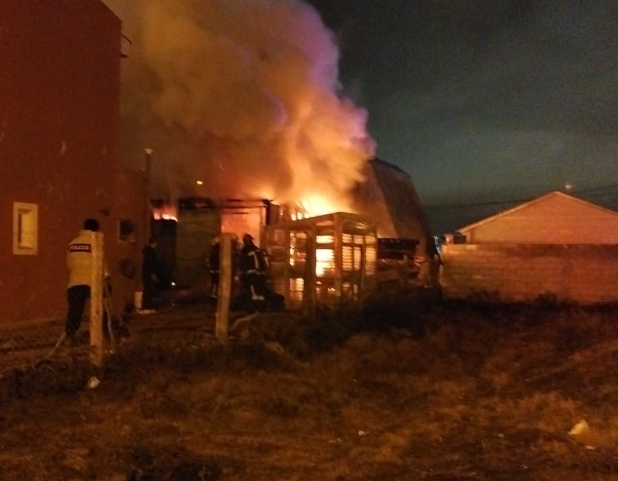 Un incendio destruyó un taller de reciclado de maderas en el barrio Las Pioneras