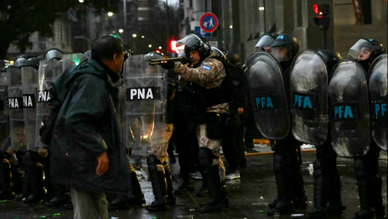 Doce detenidos y cuatro efectivos heridos tras incidentes en marcha contra proyecto de propiedad privada