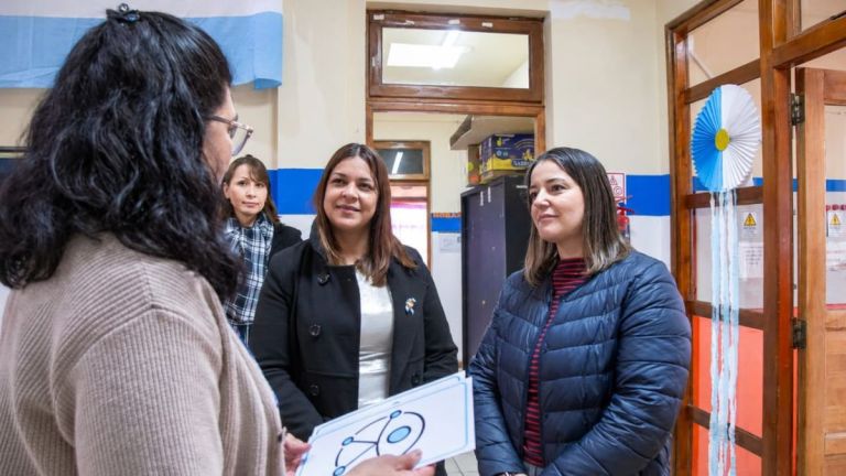 Entregan nueva cartelería de accesibilidad con símbolo internacional actualizado en Tierra del Fuego
