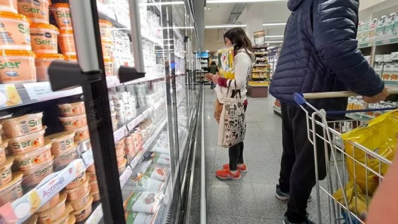 Consumo masivo cae 2,7% pese a récord del consumo privado según Milei