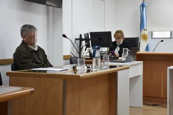 Tribunal avanza en juicio contra hombre acusado de abusar de hijastras