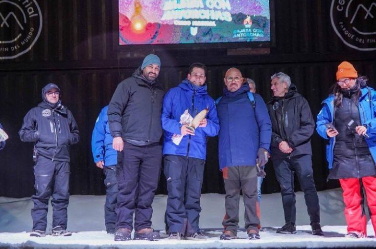 Tolhuin participó por primera vez de la Bajada con Antorchas en el Glaciar Martial