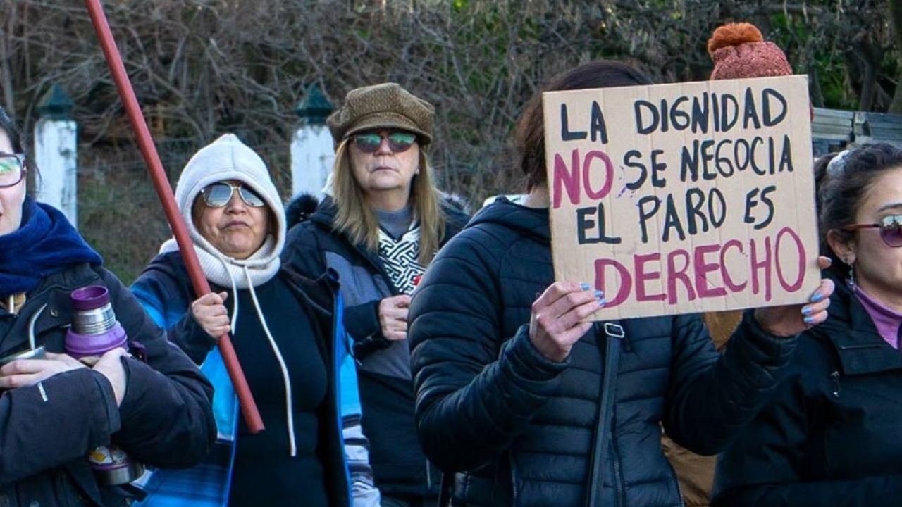 El SUTEF mantiene el paro docente por tiempo indeterminado y reclama $3 millones de salario mínimo