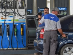 El impuesto a los combustibles es el único tributo que aumentó su recaudación desde 2023