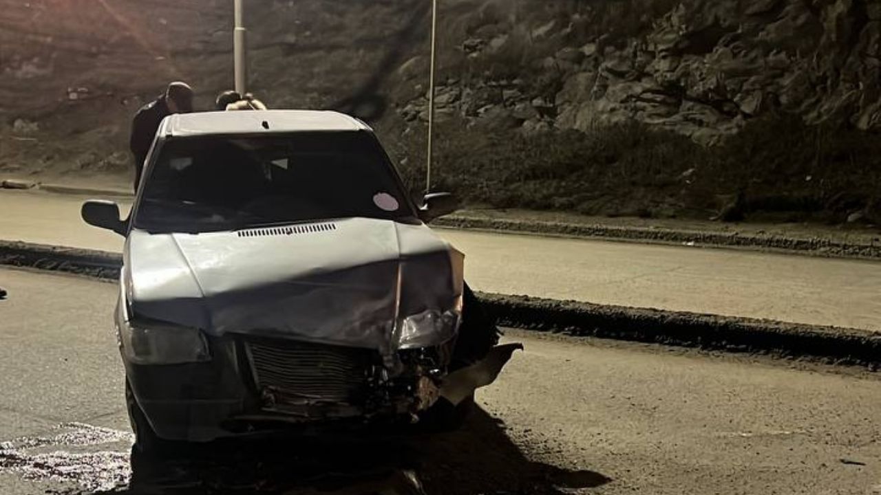 Choque en Ushuaia dejó un Fiat Uno con importantes daños materiales
