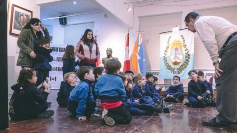 Estudiantes visitaron la XIX Muestra del Libertador San Martín en Ushuaia