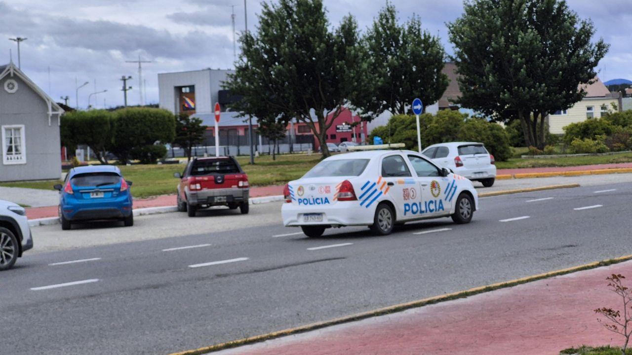 Conductora de 50 años fue aprehendida tras chocar e hostigar a policías e inspectores