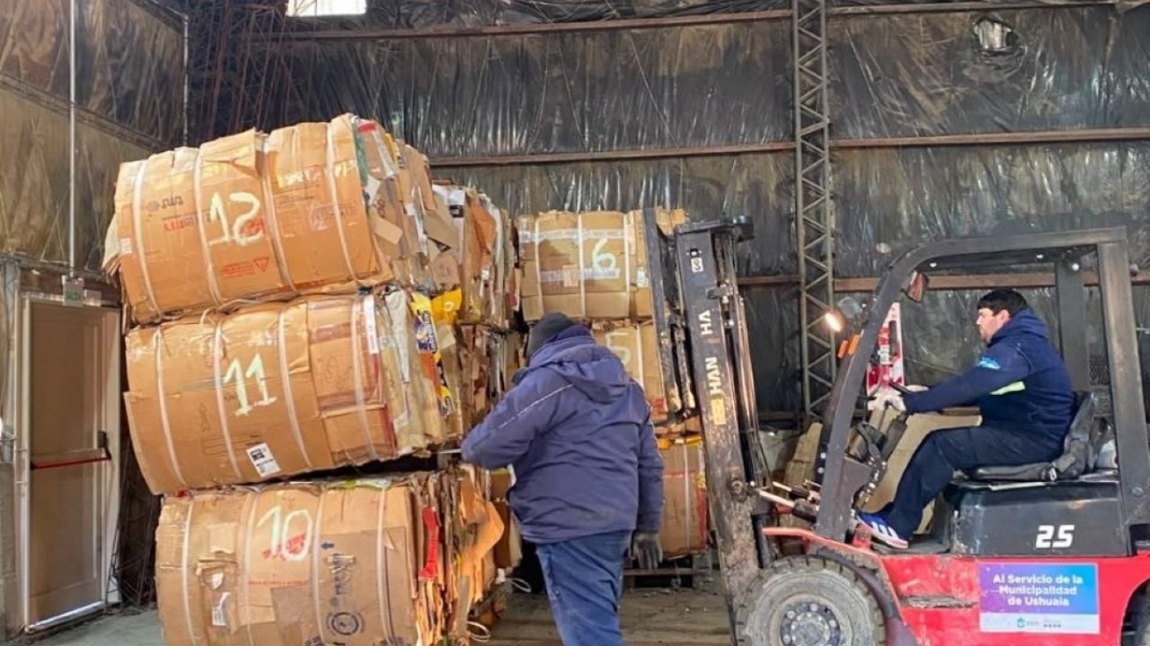 Ushuaia realizó su primer envío de cartón reciclado al continente