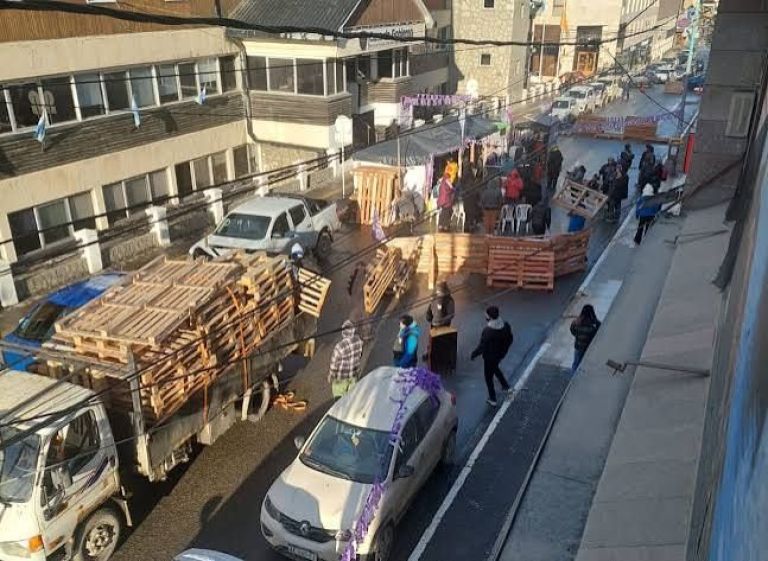 Cámaras empresarias de Ushuaia piden garantizar la actividad comercial frente al acampe en calle San Martín