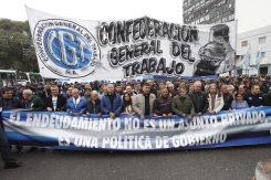 Centrales sindicales marcharon al Ministerio de Economía contra el endeudamiento y la morosidad
