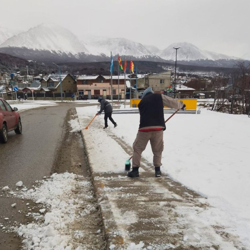 Limpieza de veredas y plazas tras las nevadas en Ushuaia