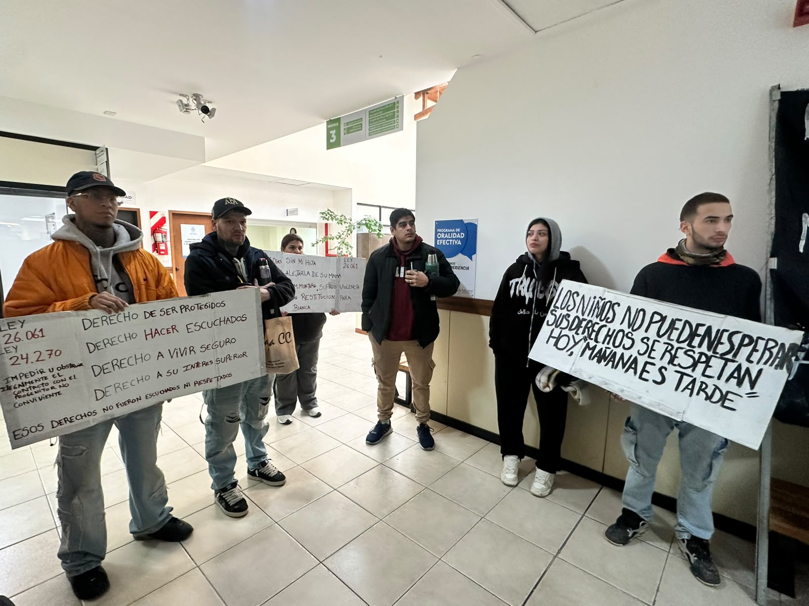 Padres se manifestaron contra medidas del Juzgado de Familia N.° 2