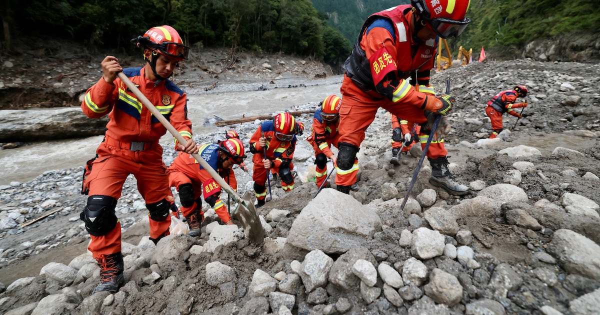 China elevó la cifra de muertos a 16 en Tíbet por la riada mientras los rescatistas buscan salvar vidas a contrarreloj