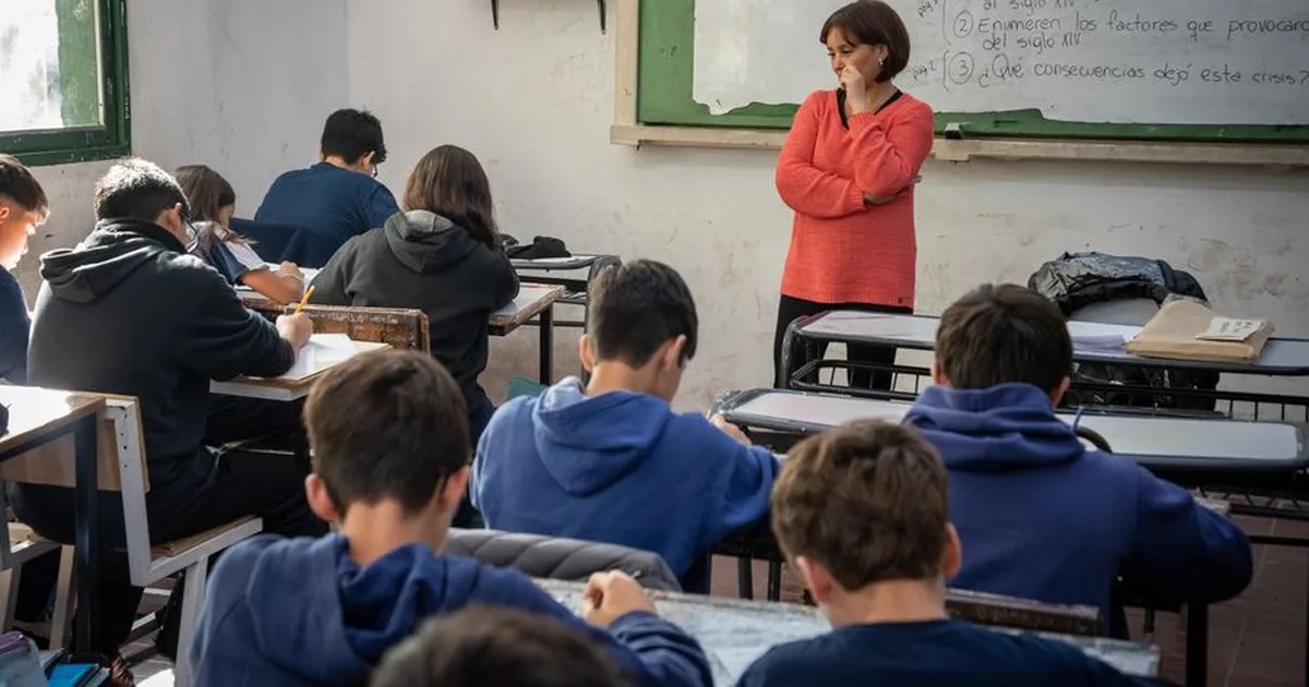 El 52% de los docentes menores de 25 años trabaja como suplente