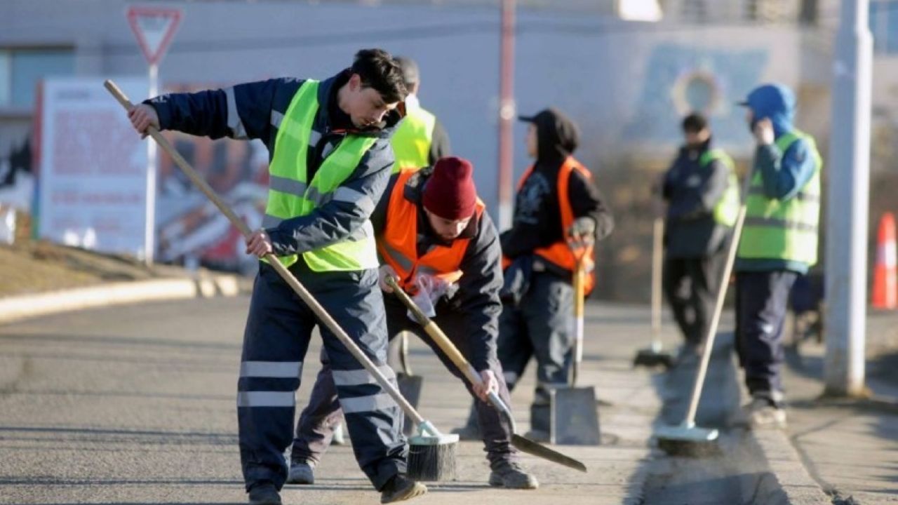 Ushuaia adelanta la limpieza de rotondas en la avenida Héroes de Malvinas