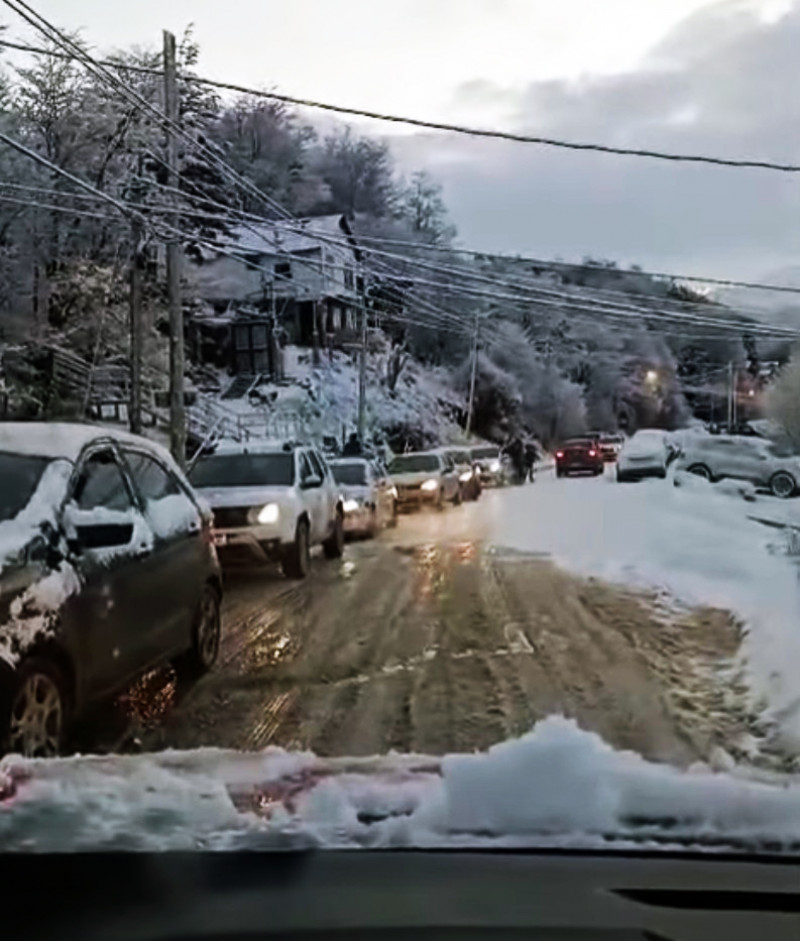 Peligro por hielo en el acceso a la Escuela 40 de Ushuaia