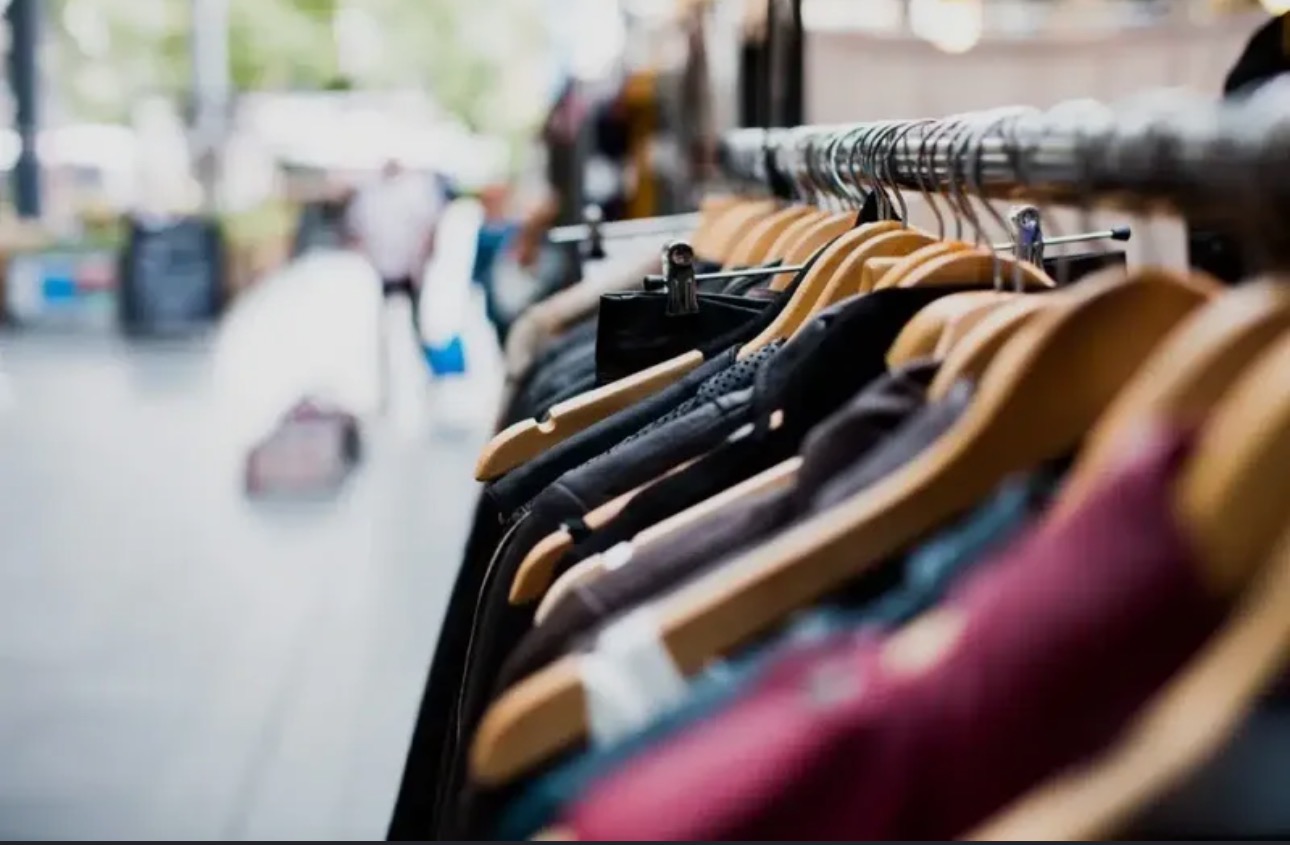 Ventas minoristas acumulan retroceso del 2,4% en el año