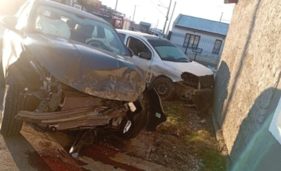 Choque entre dos autos dejó tres personas hospitalizadas en Río Grande