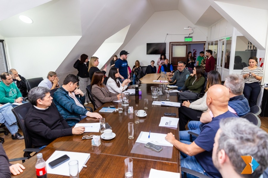 Paro docente de 37 días sin acuerdo mientras Legislatura debate financiamiento