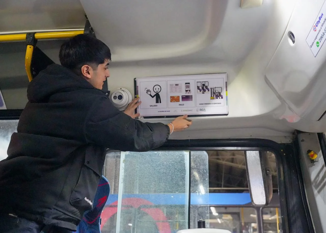 Río Grande incorporó pictogramas en colectivos para mejorar la accesibilidad cognitiva en el transporte público