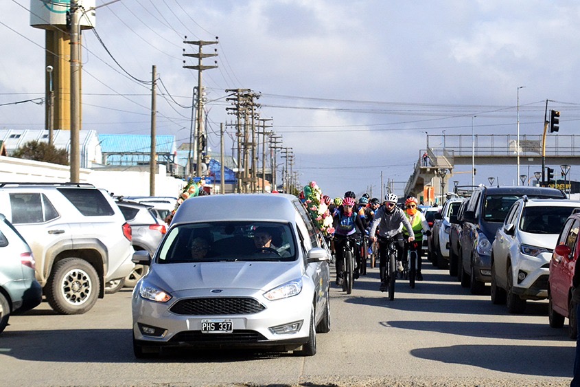 Decenas de ciclistas acompañaron el último adiós a Mariano Coronel