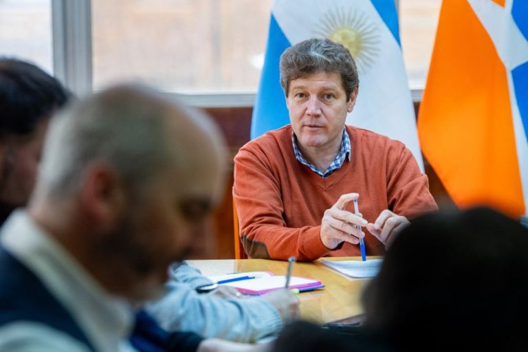 Melella firmó el decreto que declara la emergencia salarial docente por el plazo de 12 meses | Sur54.com | Portal de noticias