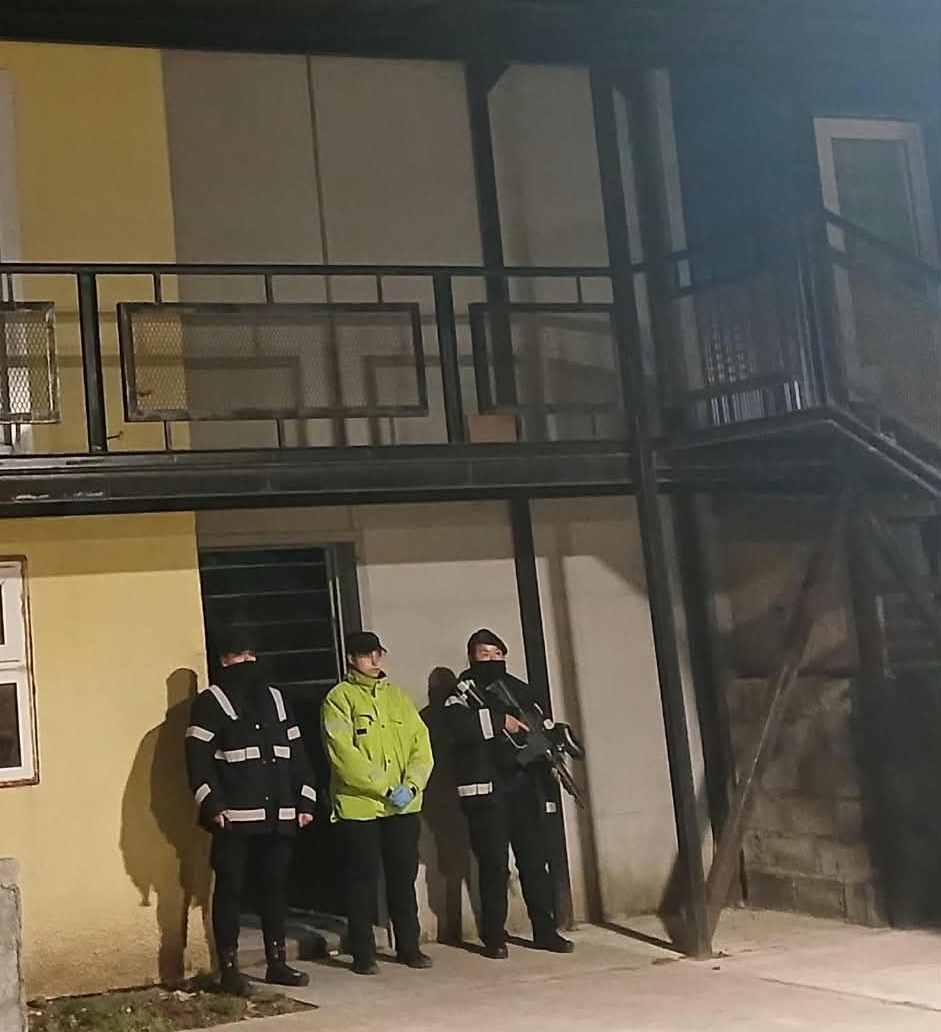 Detienen a dos hombres por robo en comercio de Río Grande