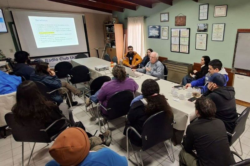 Capacitación en comunicaciones radiales para Defensa Civil
