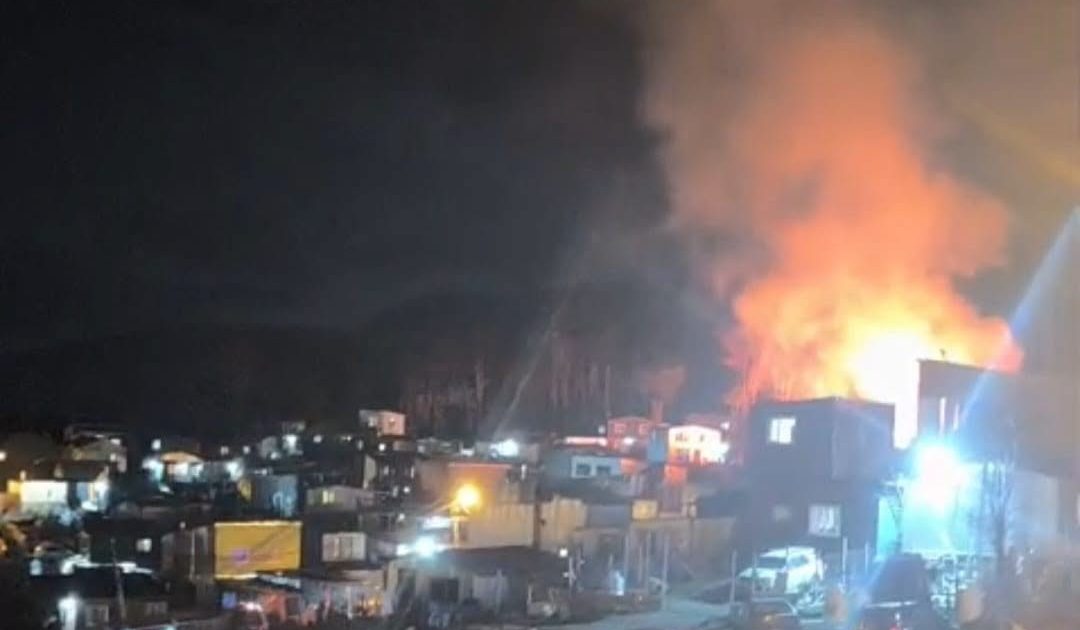 Trasladan a una familia de Ushuaia al hospital tras incendiarse dos casas