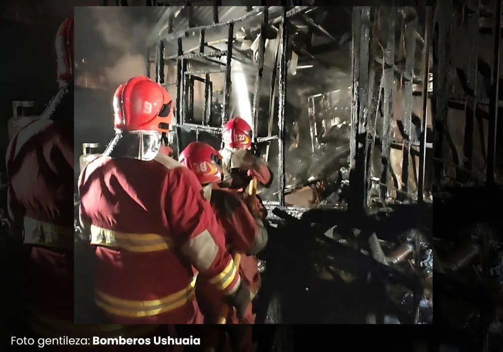 Ushuaia | Un incendio consumió una vivienda y dejó a tres personas hospitalizadas en el Barrio Escondido