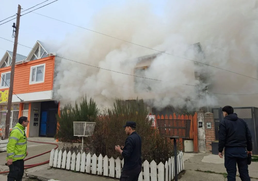 Rescataron a una pareja tras un incendio provocado por un cortocircuito en una casa de Río Grande