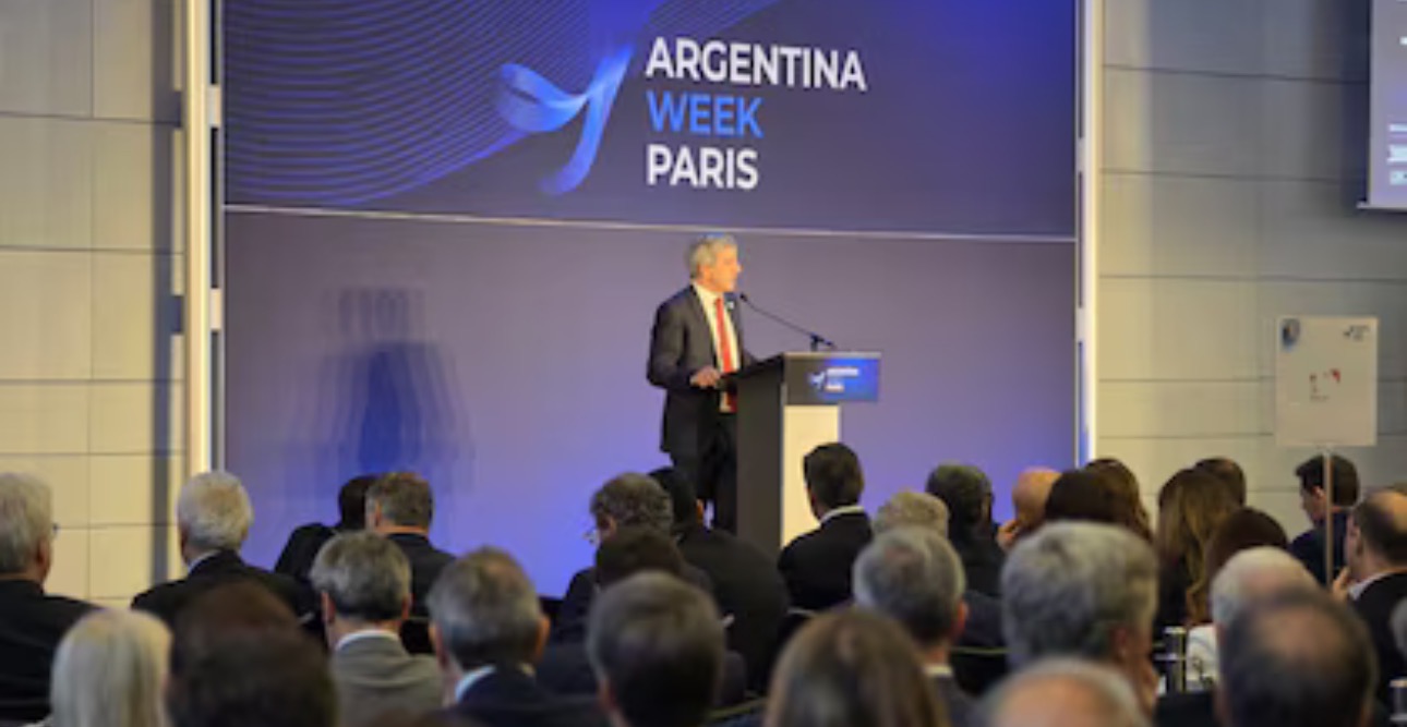 Caputo en París: "El único riesgo en Argentina es perderse la oportunidad de invertir"