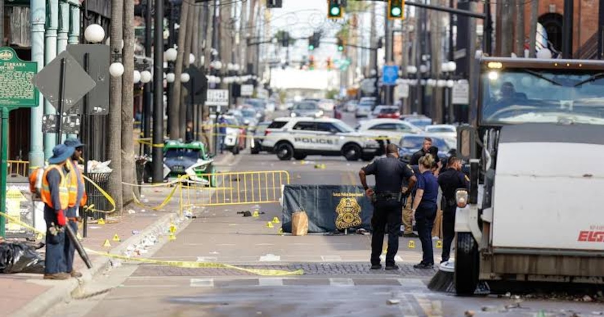 Al menos dos muertos y decenas de detenidos tras un tiroteo en un centro comercial de Los Ángeles