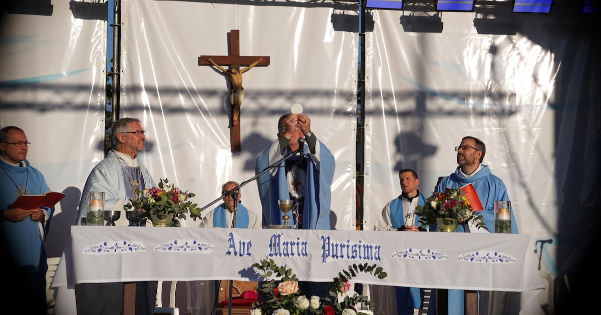 A un mes de la llegada del Papa, la Iglesia suma focos de tensión y frentes de discusión con el Gobierno