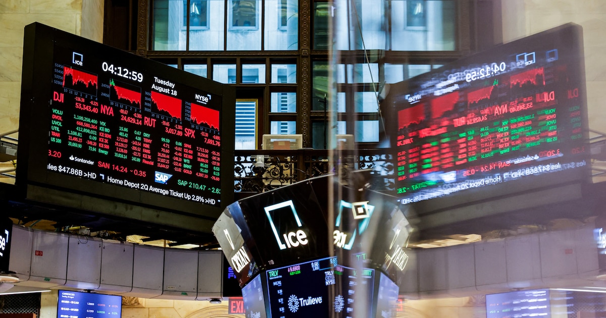 Wall Street retrocede tras alcanzar máximos históricos por el salto en los rendimientos de los bonos