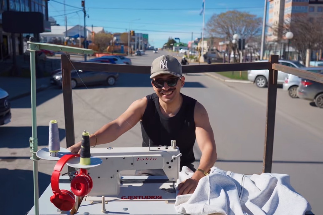 Con una máquina de coser en la calle, visibilizó su marca en Río Grande
