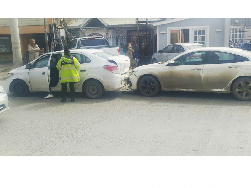 Automóvil fue embestido desde atrás en calle Sarmiento