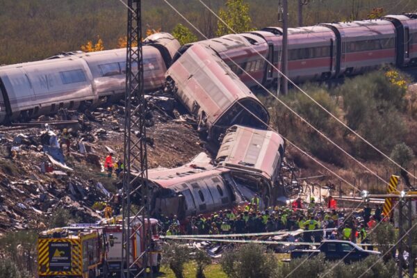 Choque de trenes de alta velocidad deja al menos 68 muertos en España