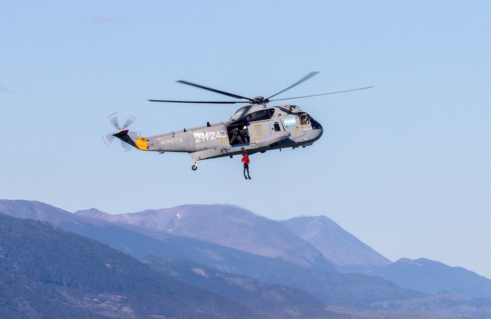 Ejercicio militar integrado en el canal Beagle con rescates en aguas frías