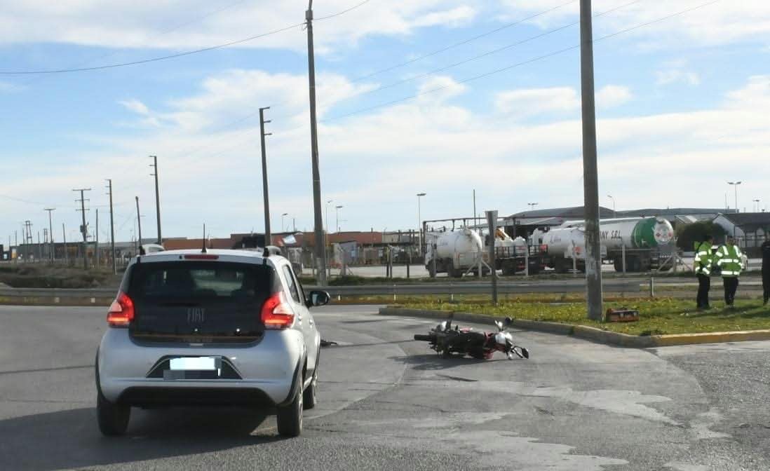 Motociclista herido tras chocar con un auto en rotonda de Ruta 3